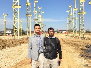 Klienci z Bangladeszu odwiedzają nową fabrykę, którą budujemy