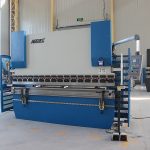 z systemem hydraulicznym prasy krawędziowej W200 firmy E200